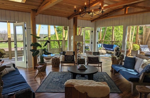 Barton Hills House | Glass Treehouse W/Views-EPIC POOL-Kayak-SUP-HIKES-Restaurants ,Airy Exotic vibe
