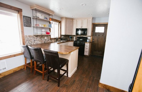 Preston Cabin | Glendale Reservoir Retreat (Kayaks, Paddleboards & Tubes!)