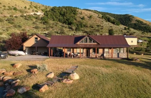 Preston Cabin | Glendale Reservoir Retreat (Kayaks, Paddleboards & Tubes!)