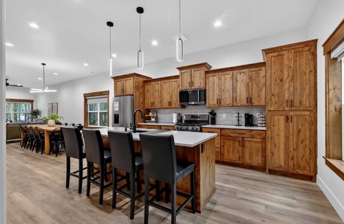 Island Park Villa | Golden Pines | 20min to Yellowstone, Hot Tub, Luxe Home, BBQ, EV!