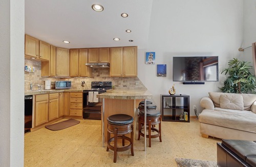 Elkhorn Village Condo | Golf Course Condo - Dog Friendly w/Community Pool, Hot Tub & Tennis Courts