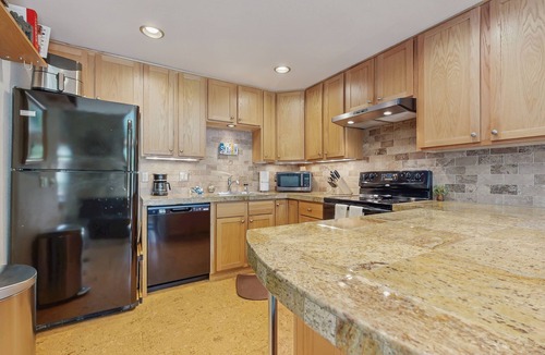 Elkhorn Village Condo | Golf Course Condo - Dog Friendly w/Community Pool, Hot Tub & Tennis Courts