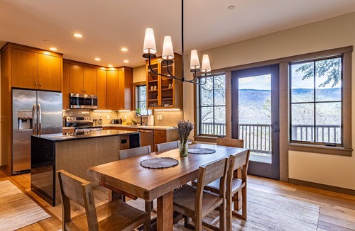 Mosier House | Gorge Panorama - Short walk to downtown Mosier, near Hood River