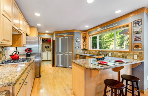 Bothell House | Gorgeous house with 2 gas fireplaces, grill, park-like yard & fast WiFi