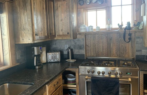 Bozeman Cabin | Gorgeous Outback Cabin w/Beautiful Ponds, Mountain Views just 11 Mi to Bozeman
