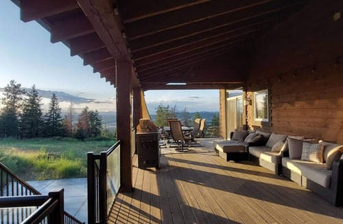 Colbert House | Grand Getaway at Green Bluff w/hot tub, ping pong table, views, views, views!
