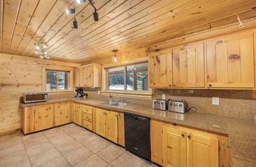 Lazy Acres Cabin | Grant's Lodge+Hotub+Pickleball+AC+8min2Yellowstone