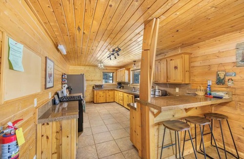 Lazy Acres Cabin | Grant's Lodge+Hotub+Pickleball+AC+8min2Yellowstone