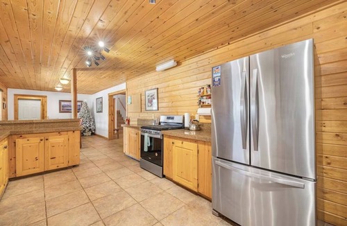 Lazy Acres Cabin | Grant's Lodge+Hotub+Pickleball+AC+8min2Yellowstone