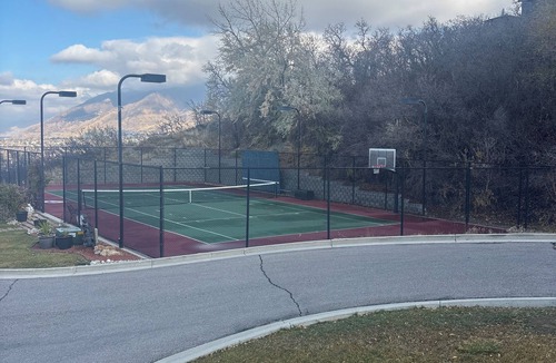 Granite Ridge House | Great 3-bedroom secluded mother-in-law house in sandy. Near canyon. Hot tub.