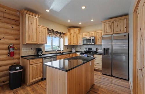 Harbor Village Cabin | Grizzly Lodge Bear Lake | Sleeps 33, Hot Tub, Game Room, Hot Tub, Lake Views!