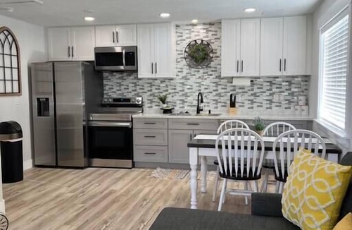 Idaho Falls Apartment | Guest Suites - 1998 #3 Cheerful 1 bedroom 1 bath Suite
