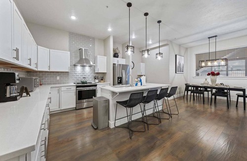 Downtown Boise Condo | #HabitueHomes - Downtown Boise 4BR condo with 3 baths, full kitchen, parking, and WiFi.
