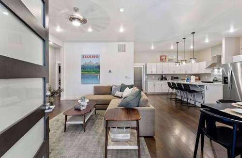 Downtown Boise Condo | #HabitueHomes - Downtown Boise 4BR condo with 3 baths, full kitchen, parking, and WiFi.