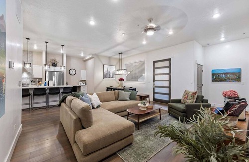 Downtown Boise Condo | #HabitueHomes - Downtown Boise 4BR condo with 3 baths, full kitchen, parking, and WiFi.