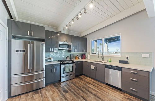 Silver Strand Condo | Harbor View Townhouse! Across from Kiddie Beach! Upper Unit + Dogs Welcome