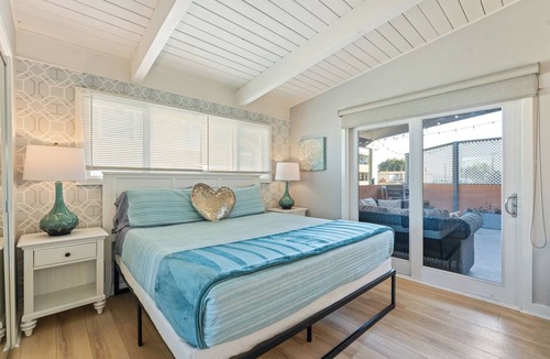 Silver Strand Condo | Harbor View Townhouse! Across from Kiddie Beach! Upper Unit + Dogs Welcome