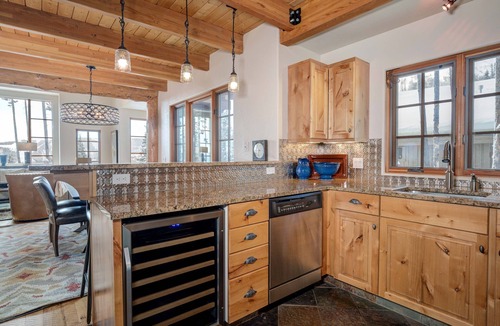Big Sky Ski Chalet | Harvest Moon Haven | Premier Ski Access + Hot Tub