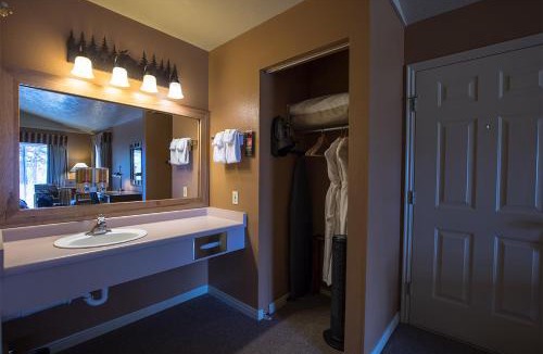 Flagg Ranch Cabin | Headwaters Lodge & Cabins at Flagg Ranch