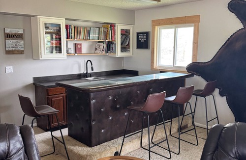 Powell Other | Heart Mountain Homestead w/indoor pool & room for 20 people!