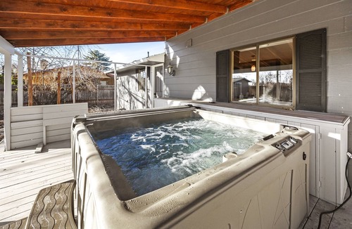 Hillcrest House | Heart of Boise*Airport*Entertainer| Game Room & Hot Tub