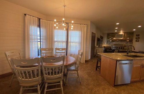 Sweetwater Cabin | HeberC- 9 Bed 10 Bath- Sleeps 50- 1/2 Acre Grass Yard- Short Walk To Pickleville