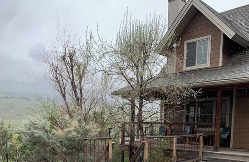 Gardiner House | Hide-away at Yellowstone Archview