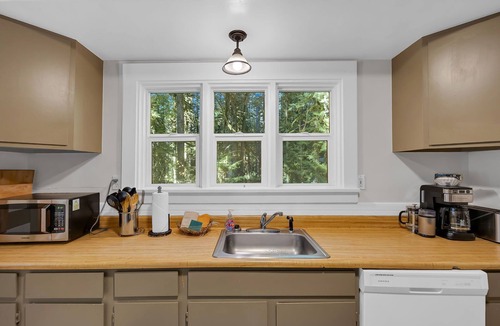 Rhododendron House | Historic Mountain Lodge Near Government Camp – Sleeps 14, Hot Tub, Fire pit