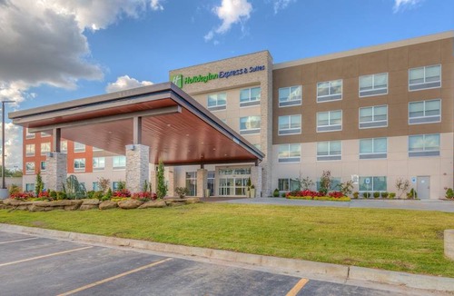 Tulsa Hotel | Holiday Inn Express & Suites Tulsa Midtown, an IHG Hotel