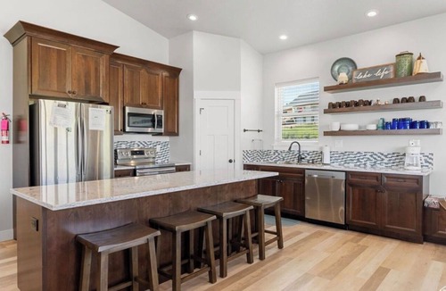 Sweetwater House | Holiday Retreat-Covered Deck, Lake View, Hot Tub, Ideal Beach, Game Rm & More!