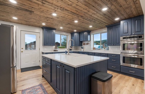 St. Charles Cabin | Hot Tub! AC! Arcades! Air Hockey and Foosball! 5 Min to North Beach!