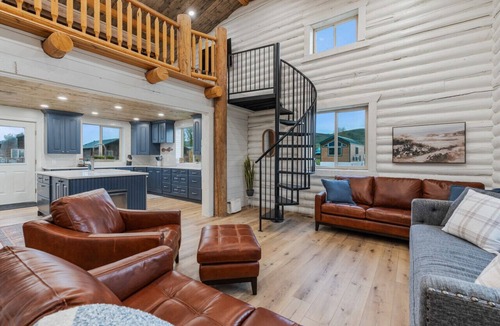 St. Charles Cabin | Hot Tub! AC! Arcades! Air Hockey and Foosball! 5 Min to North Beach!