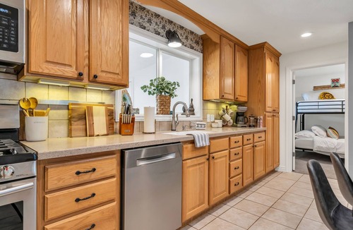 Midvale House | Hot Tub, Fire Pit, and Barrel Sauna, and one left turn to world's best skiing!