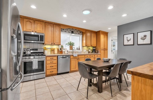 Midvale House | Hot Tub, Fire Pit, and Barrel Sauna, and one left turn to world's best skiing!