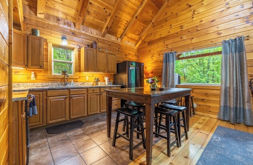 New Plymouth House | Hot Tub, Fire Pit, Large Decks & Blackstone Griddle