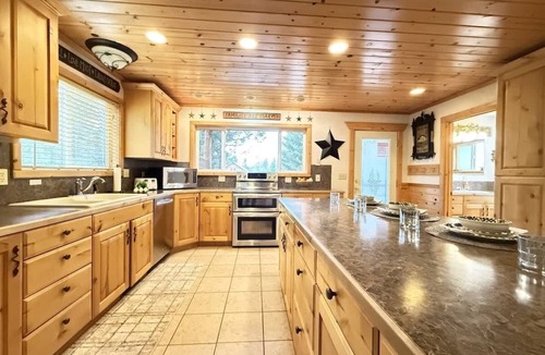 Island Park Cabin | Hot Tub | Fire Pit | YellowstoneNP | Fishing-Boating