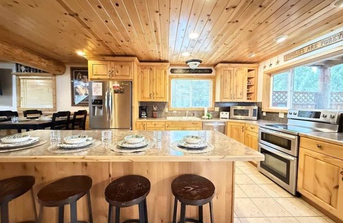 Island Park Cabin | Hot Tub | Fire Pit | YellowstoneNP | Fishing-Boating