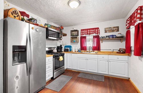 Central - Terry House | Hot Tub | Pets | Fenced Yard | Quiet Neighboorhood