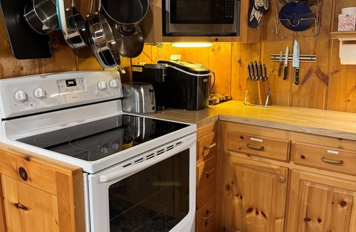 Last Chance Cabin | Huckleberry Hut | Cozy Fishing Cabin Near YNP