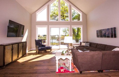 Heyburn House | Huge Lakefront House - sleeps 22! Private Dock! Boating, Water Skiing, Rafting!