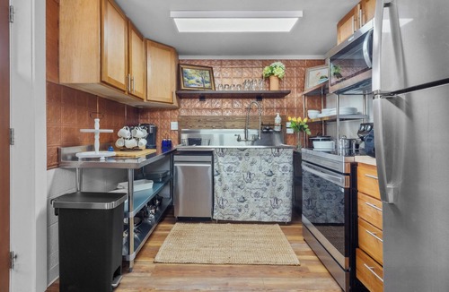 Laramie House | Hyacinth 766, street level 3 bedroom triplex unit, close to University