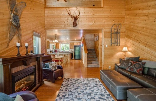 Leavenworth House | Icicle River Cabin w/Hot Tub, Views, Deck, King Bed