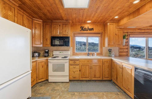 Sweetwater Apartment | Ideal Beach, AC, Hot Tub, Pool Table, Lake Views, Pets!