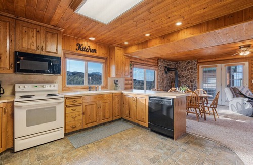 Sweetwater Apartment | Ideal Beach, AC, Hot Tub, Pool Table, Lake Views, Pets!