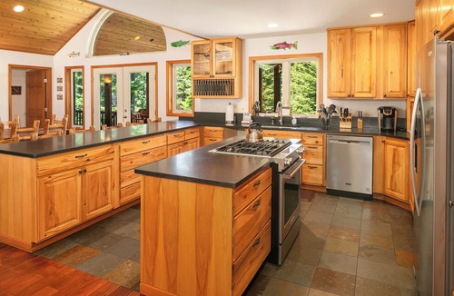 Cle Elum House | Incredible Aspen Lodge! Game Rooms*Hot Tub*Sledding Hill*5 Private Acres
