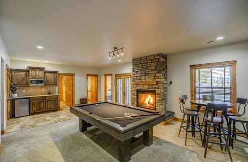 Tamarack House | Incredible trailside retreat for groups, hot tub, theater room, pet-friendly, AC