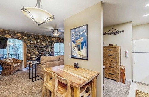 Ketchum Condo | Inviting condo with fireplace, patio, & hot tub - walk to River Run lifts