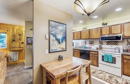 Ketchum Condo | Inviting condo with fireplace, patio, & hot tub - walk to River Run lifts