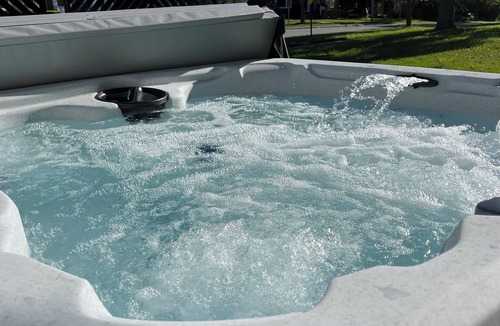 South Euclid House | Jacuzzi! Spacious 4-bedroom 3-full Bath house with WiFi and AC near Beachwood