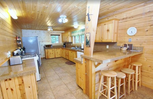 Lazy Acres Cabin | Just 7 miles from Yellowstone National Park- Red Cedar